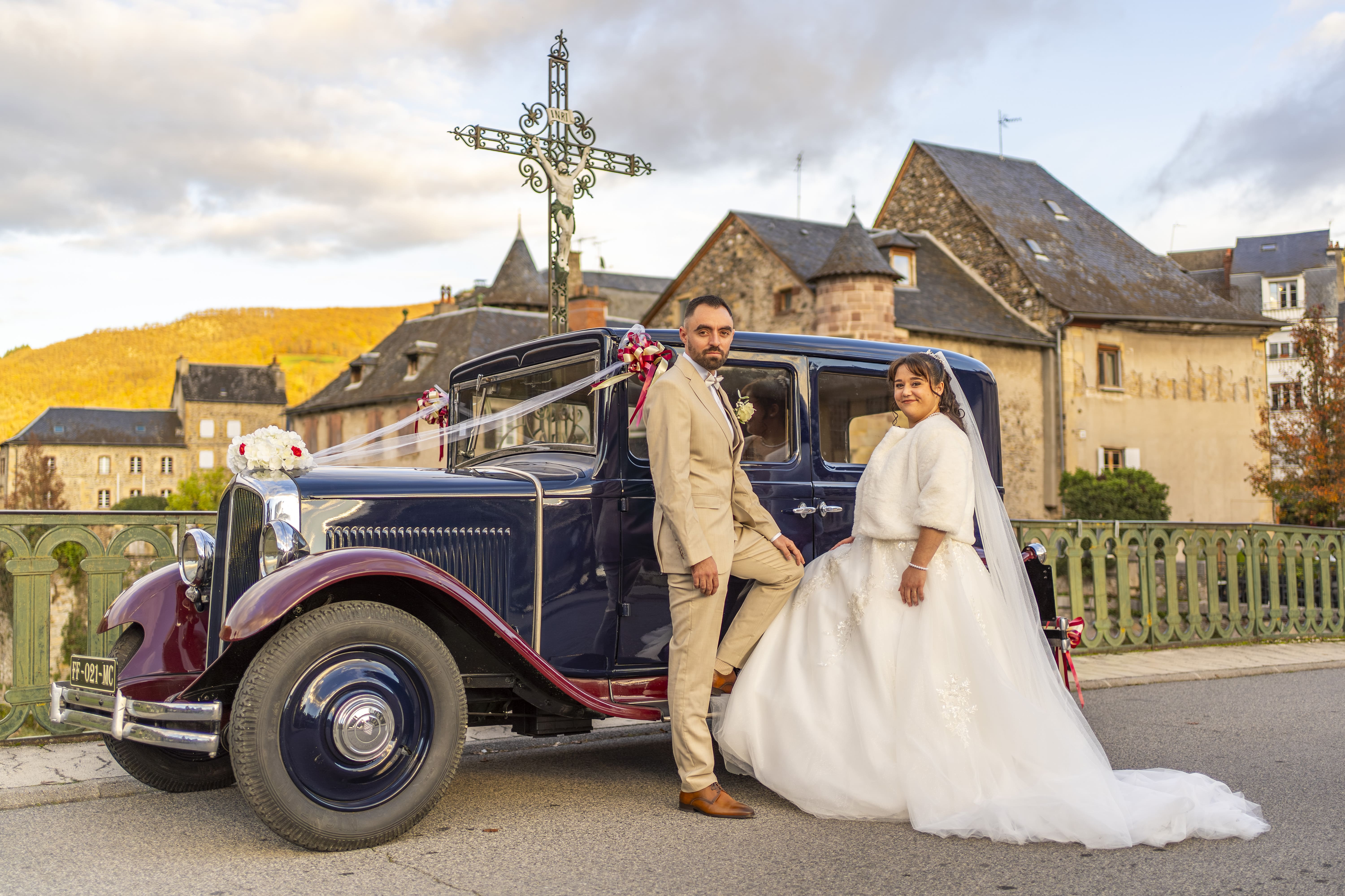Mariés avec voiture de collection
